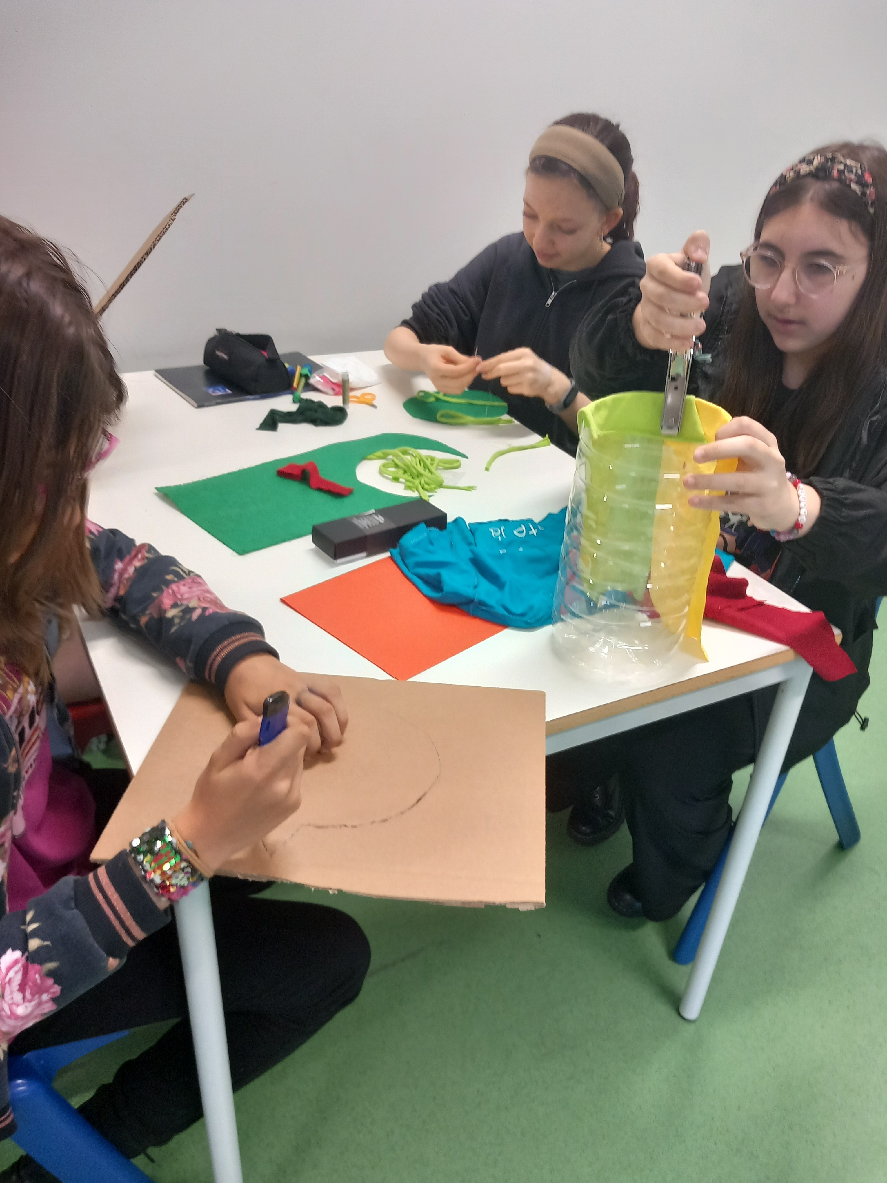 Colocação da capa<br />
Recorte da cara<br />
Costura do cabelo