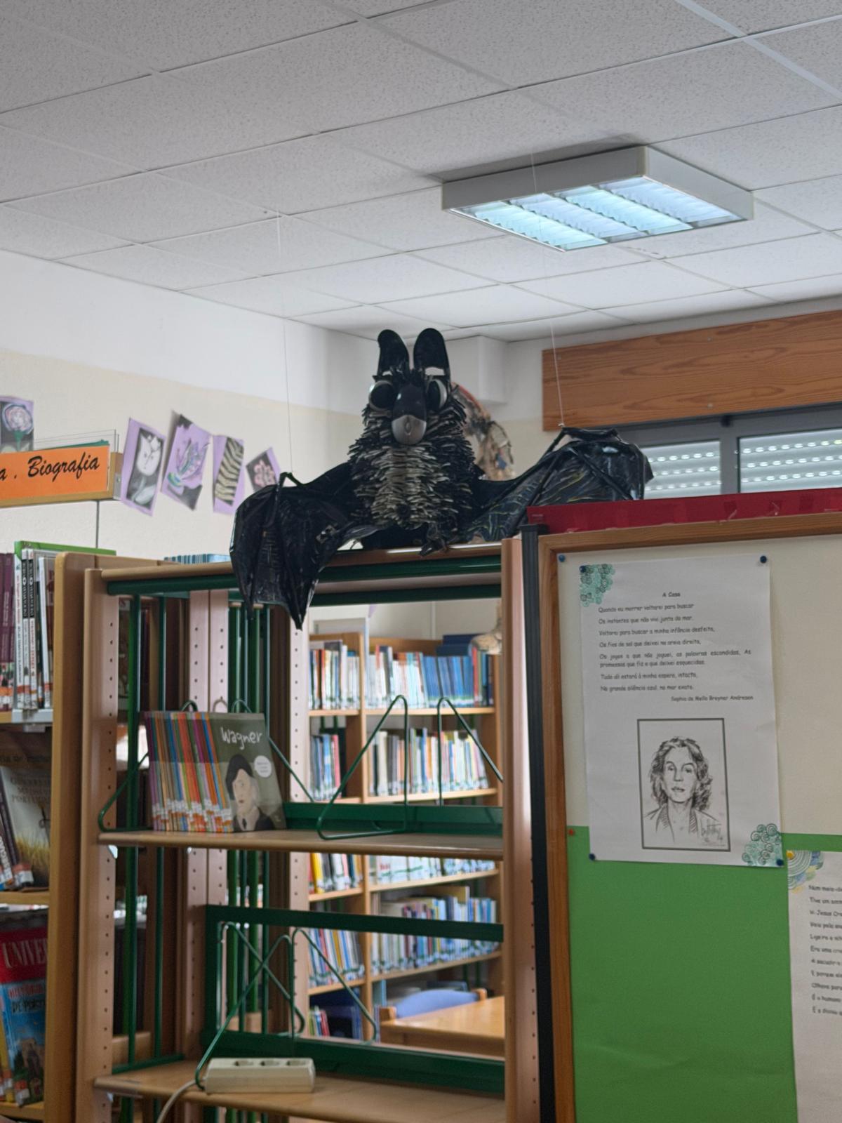 Localização da Escultura na nossa Escola - Biblioteca Escolar - Guardiã do tesouro da Biblioteca Escolar (o conhecimento dos livros)