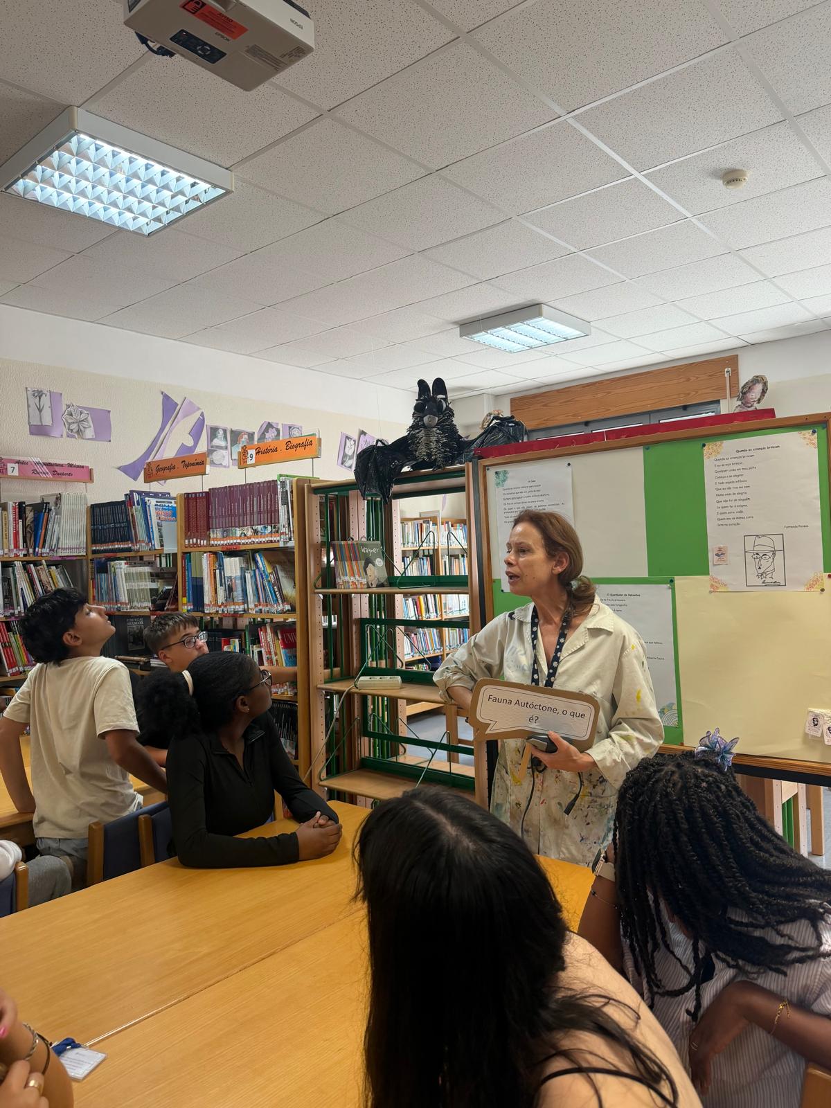 Biblioteca Escolar - Dinamização de um Jogo Pedagógico, relacionado com a valorização do livro enquanto tesouro a proteger e instrumento fundamental para o desenvolvimento dos alunos em todos os níveis, sendo o Morcego (Escultura) um elemento central.