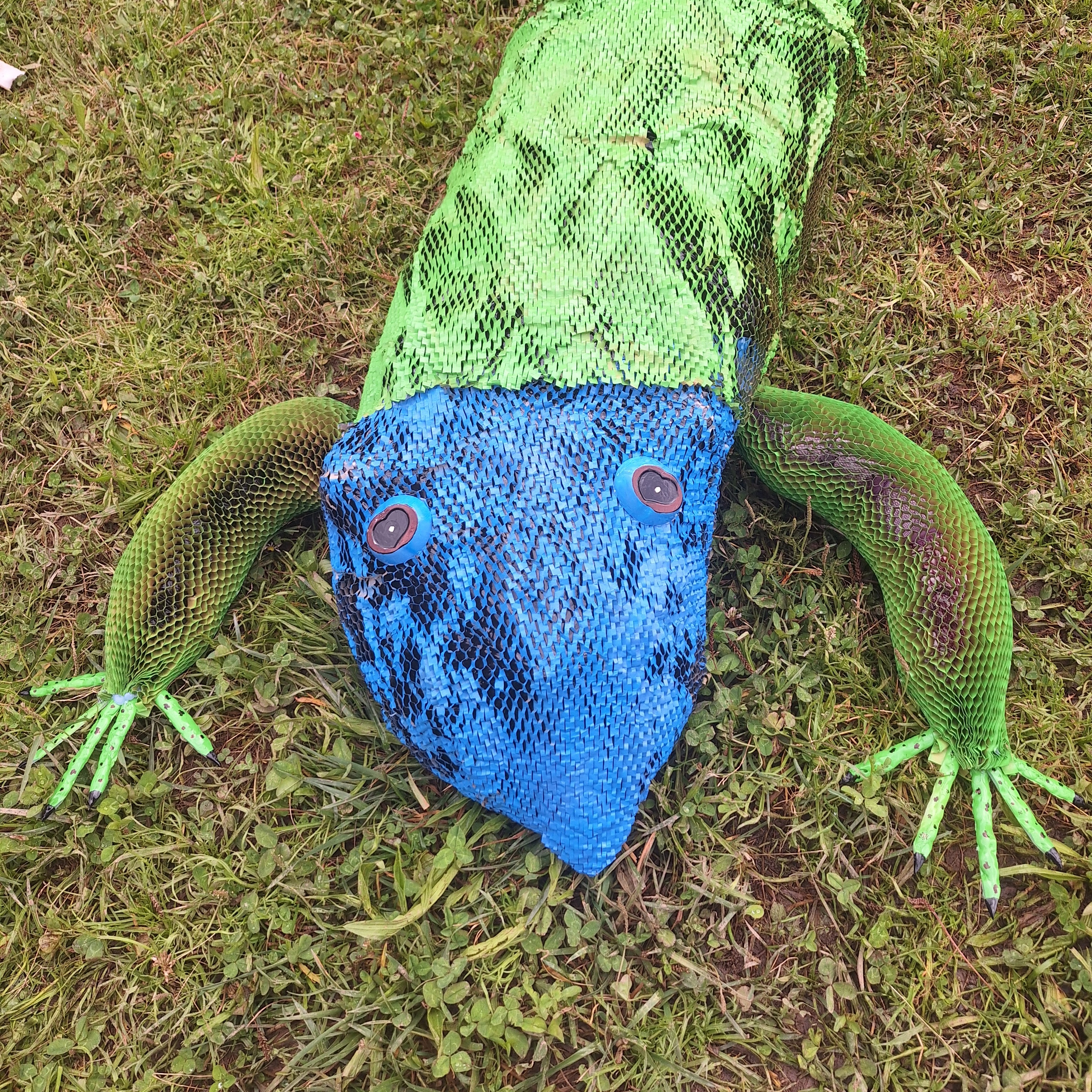Cabeça do lagarto elaborada com ferro de engomar e enchimento com saquinhos de papel de jornal.