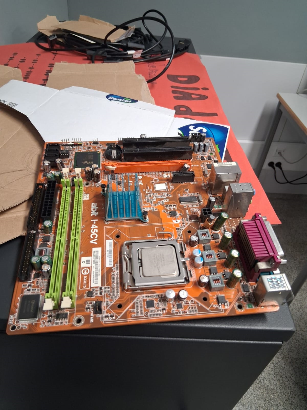 Detalhe do corpo da coruja-das-torres, construído a partir da reutilização de uma placa-mãe de computador