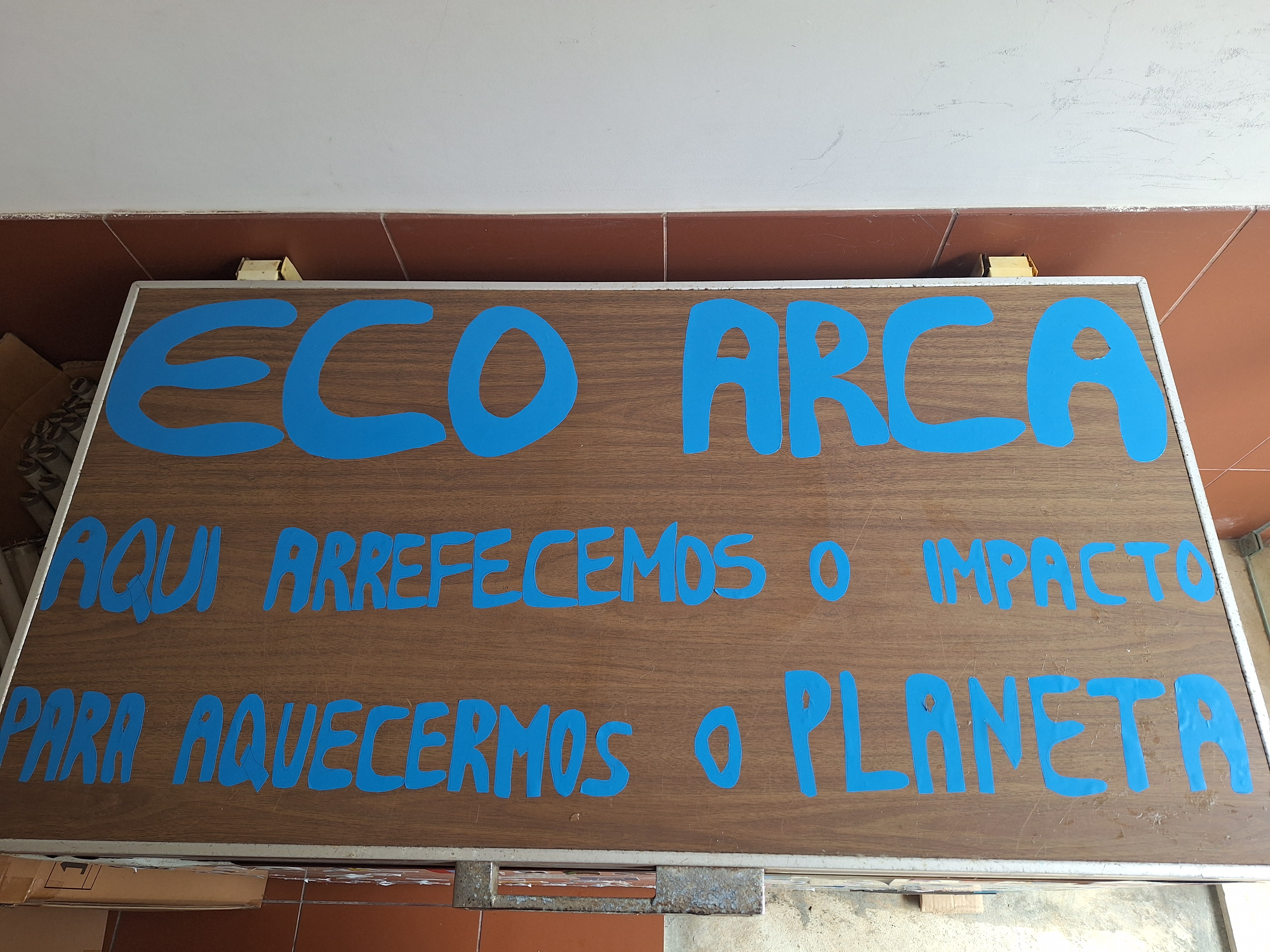 Reaproveitamento de uma arca frigorífica que foi decorada pelas turmas de eletrónica e de instalações elétricas.