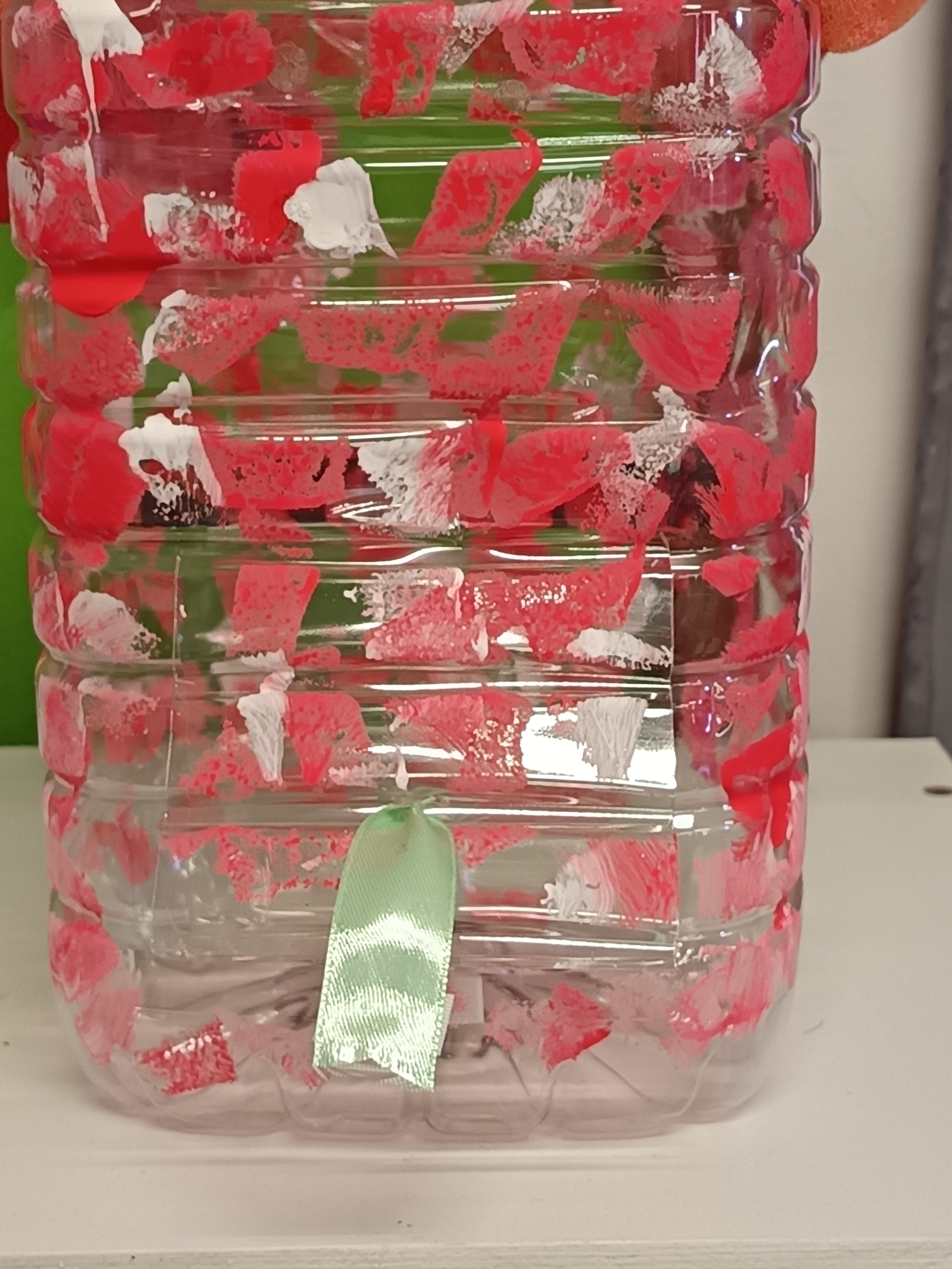 Colocação de restos de fita dourada.
