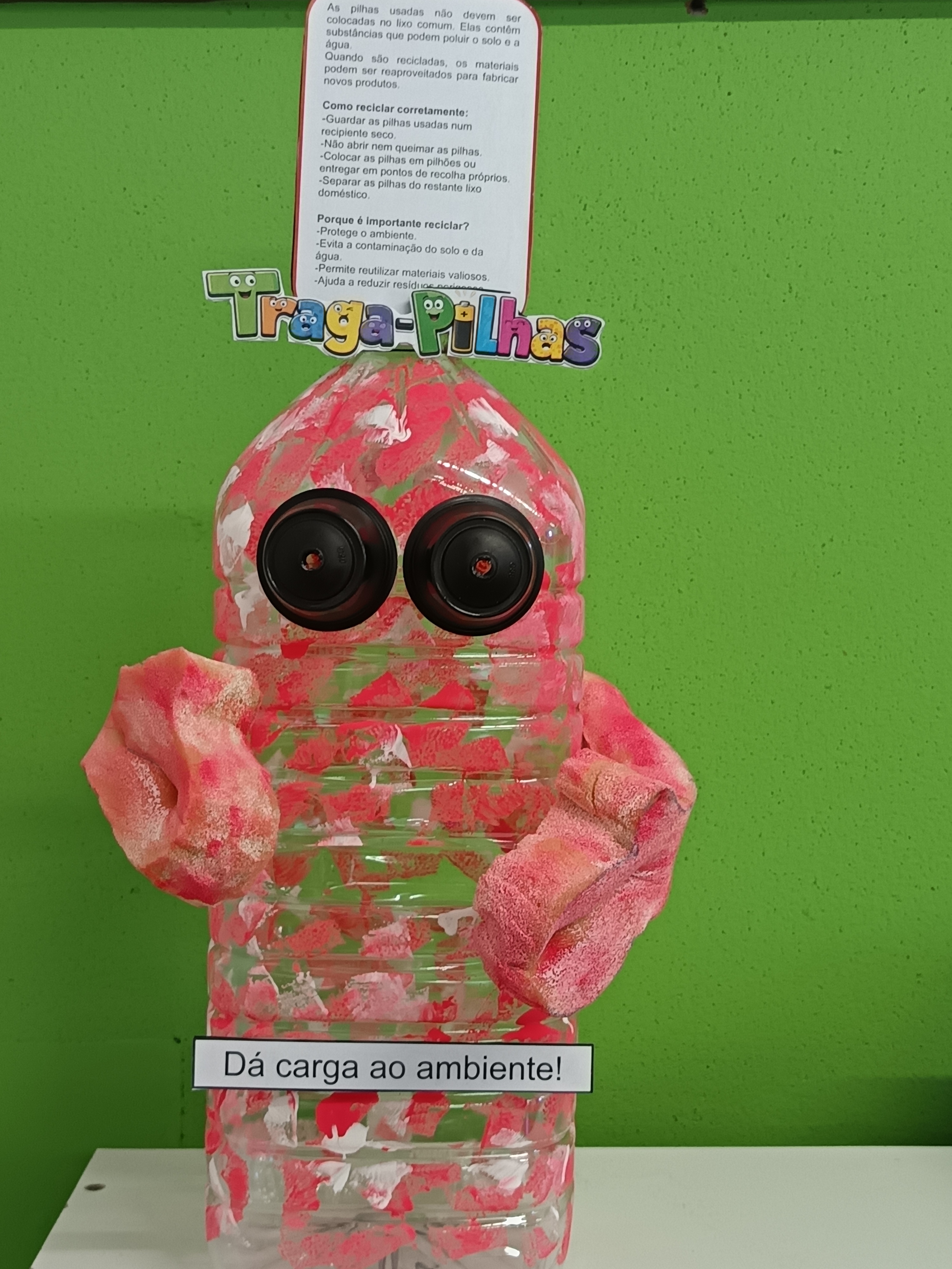 O projeto reutilizou um garrafão de 6 litros (plástico), cápsulas de café, esponjas, tintas já existentes na escola e materiais decorativos recolhidos pelos alunos e famílias, promovendo sustentabilidade e redução de resíduos.