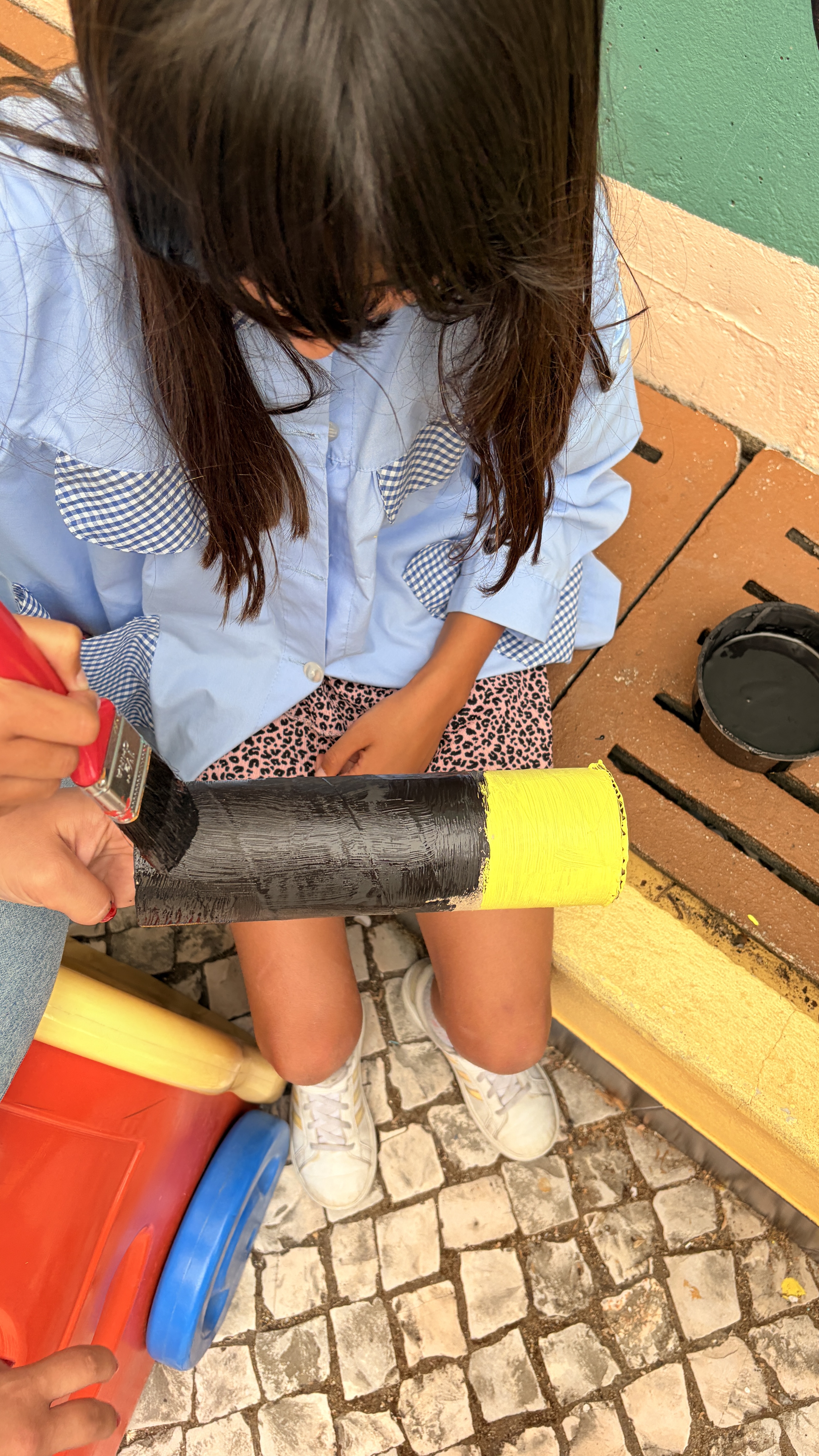 As crianças pintaram tubos de cartão para simular pilhas.