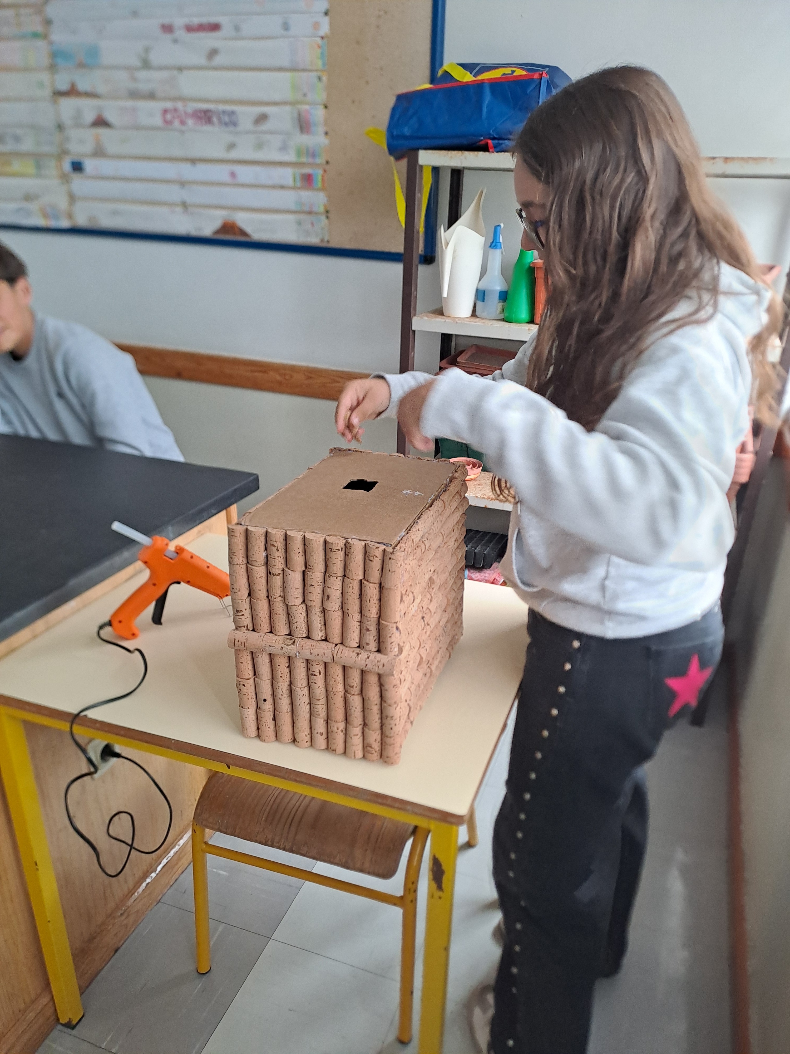 Construção do pilhão com os materiais escolhidos.