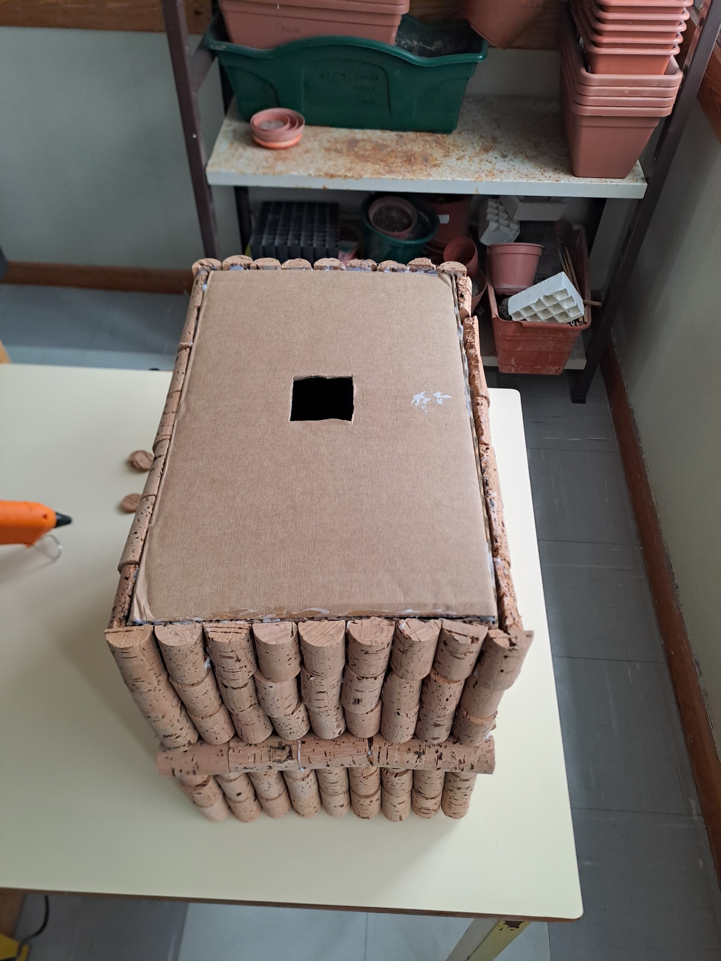 Materiais caixa de cartão reutilizado, revestimento com rolas de cortiça, cartolina reutilizada.