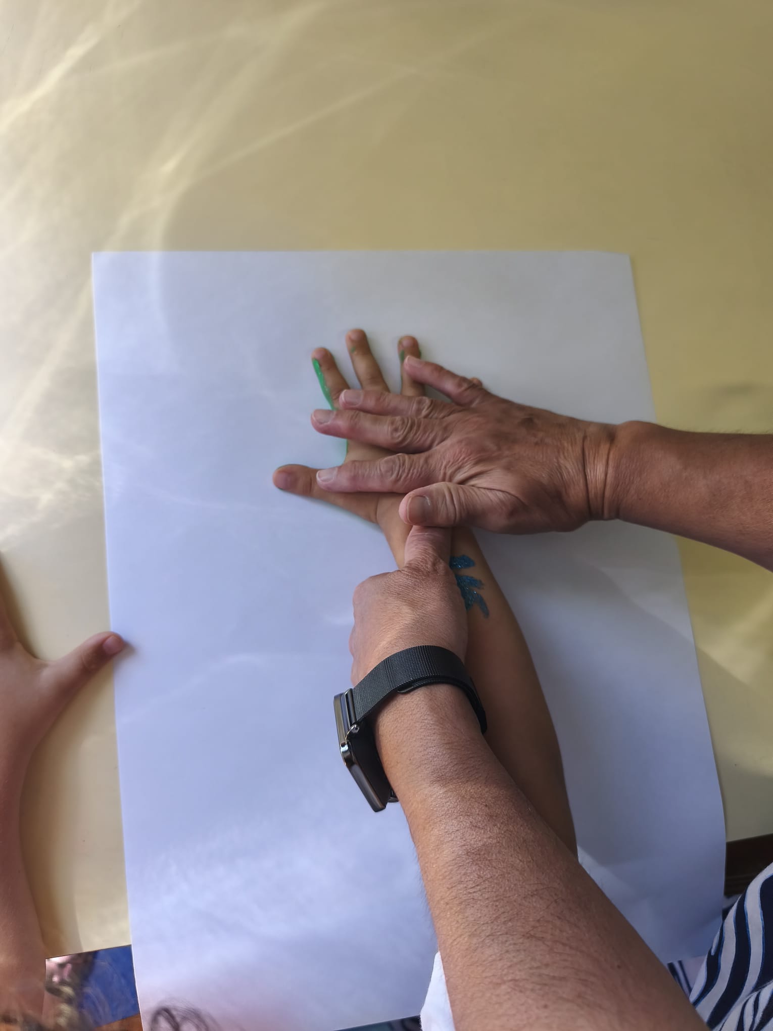 Os alunos do Pré-Escolar reutilizaram caixas de cereais e, com as mãos pintadas, criaram folhas que formaram a copa de uma árvore cheia de cor.
