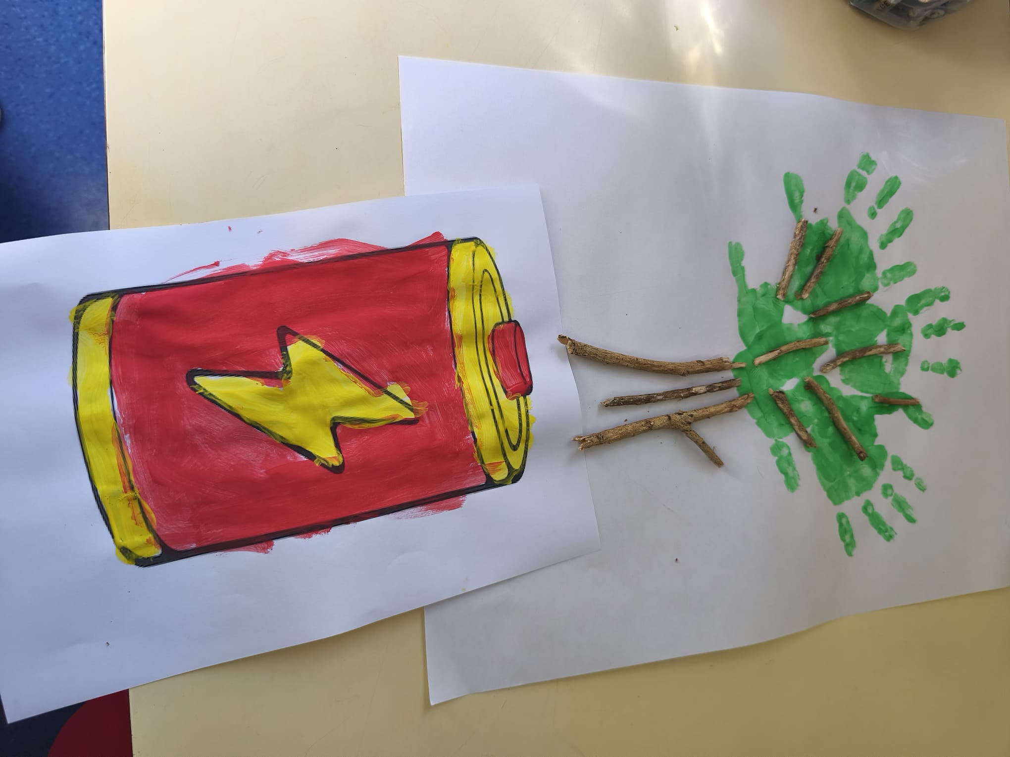 Utilização de troncos do jardim da escola.
