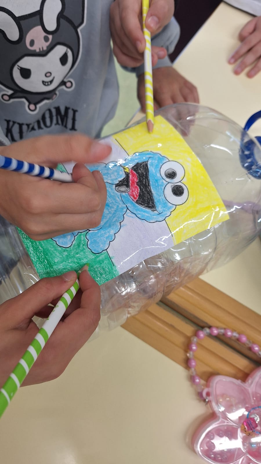 Pormenores: garrafão de água reutilizado; papel reutilizado