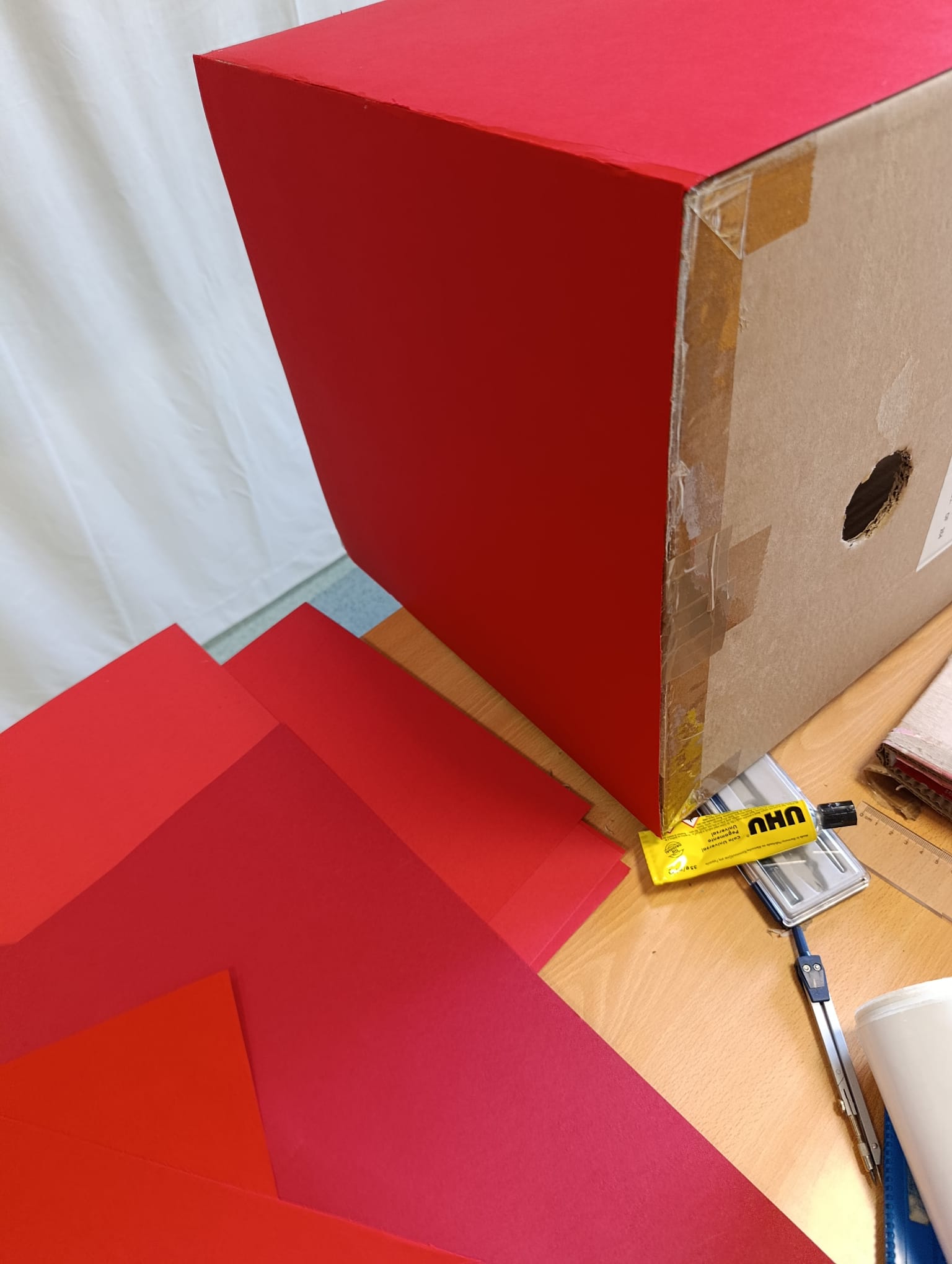 Colagem de cartolinas para forrar a caixa de papelão (de forma a reforçar e endurecer o depósito das pilhas)