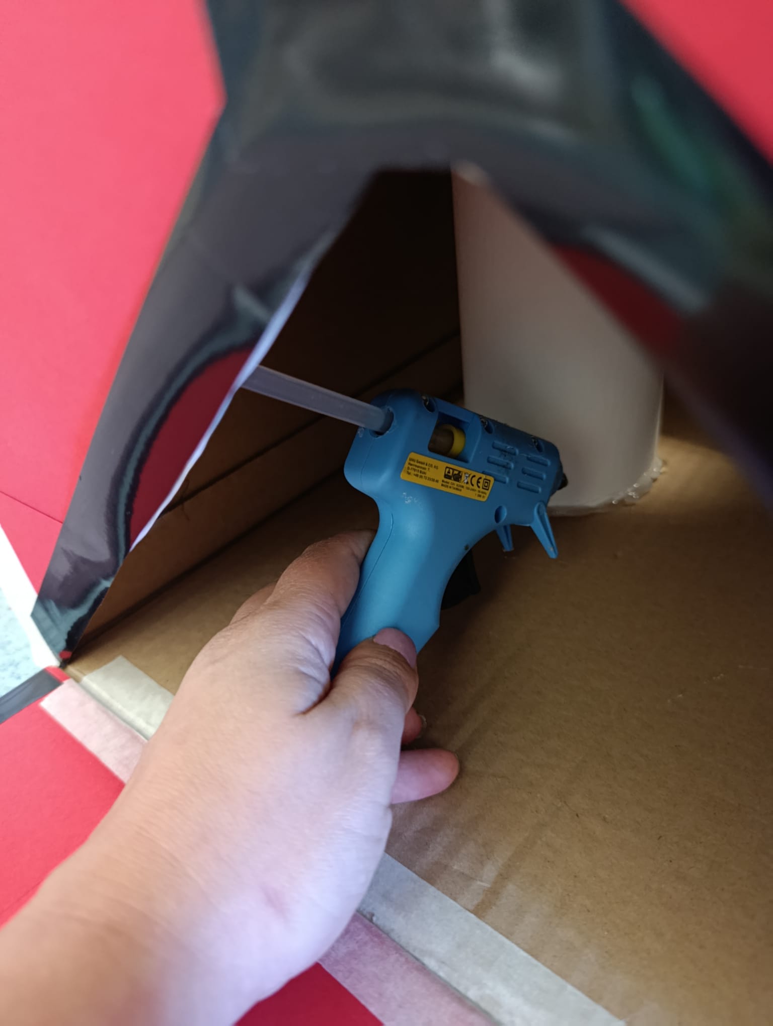 Colagem dos tubos por dentro, de forma afixar e reforçar a posição dos braços e pernas do João Pilhão