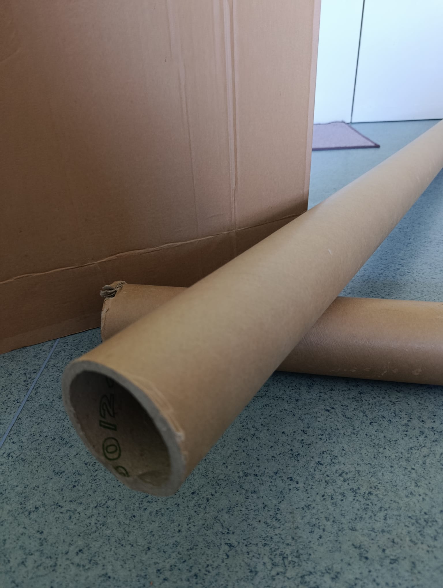Reutilização de caixas de cartão e tubos do papel de cenário