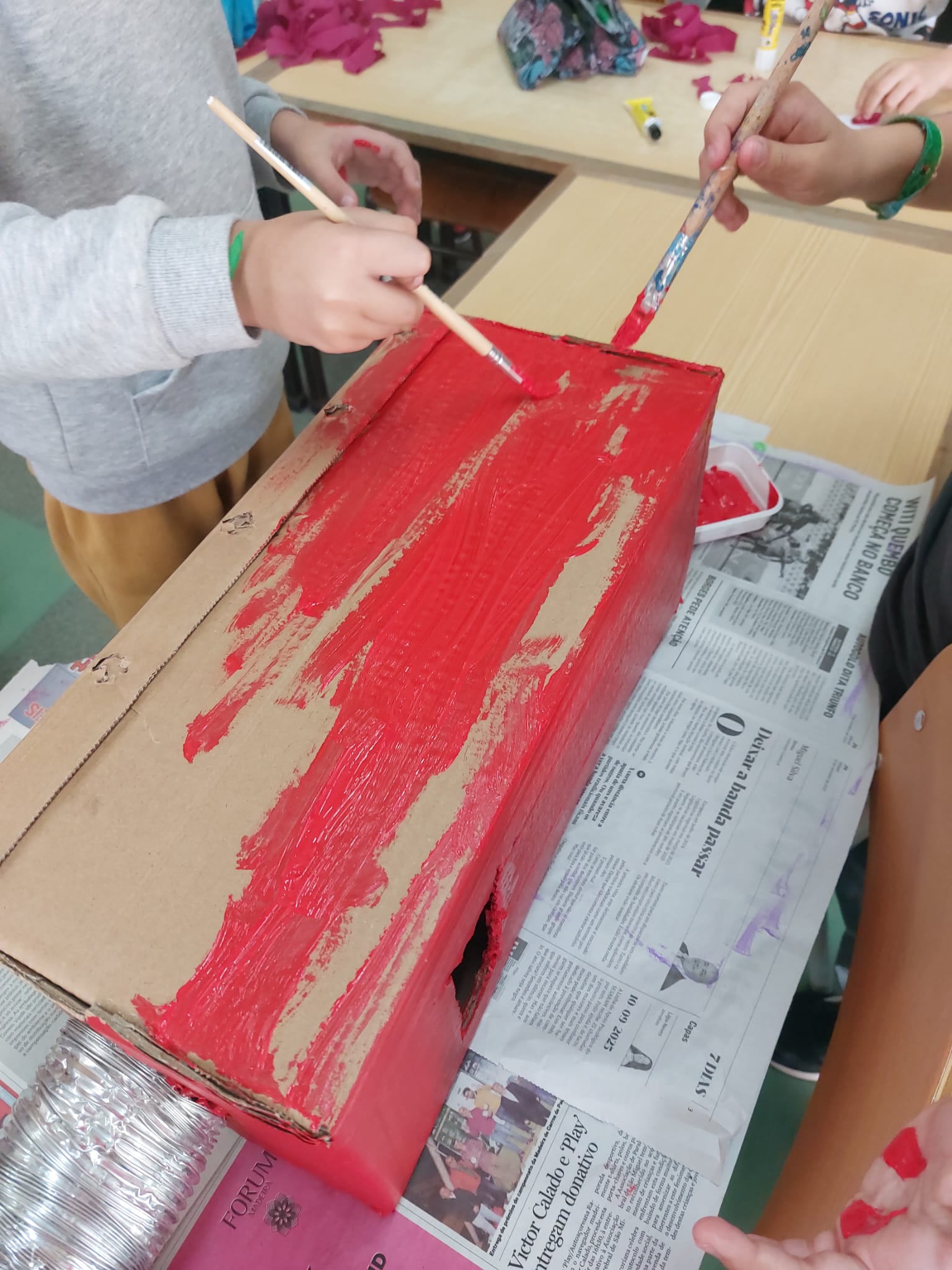 Alunos a pintar