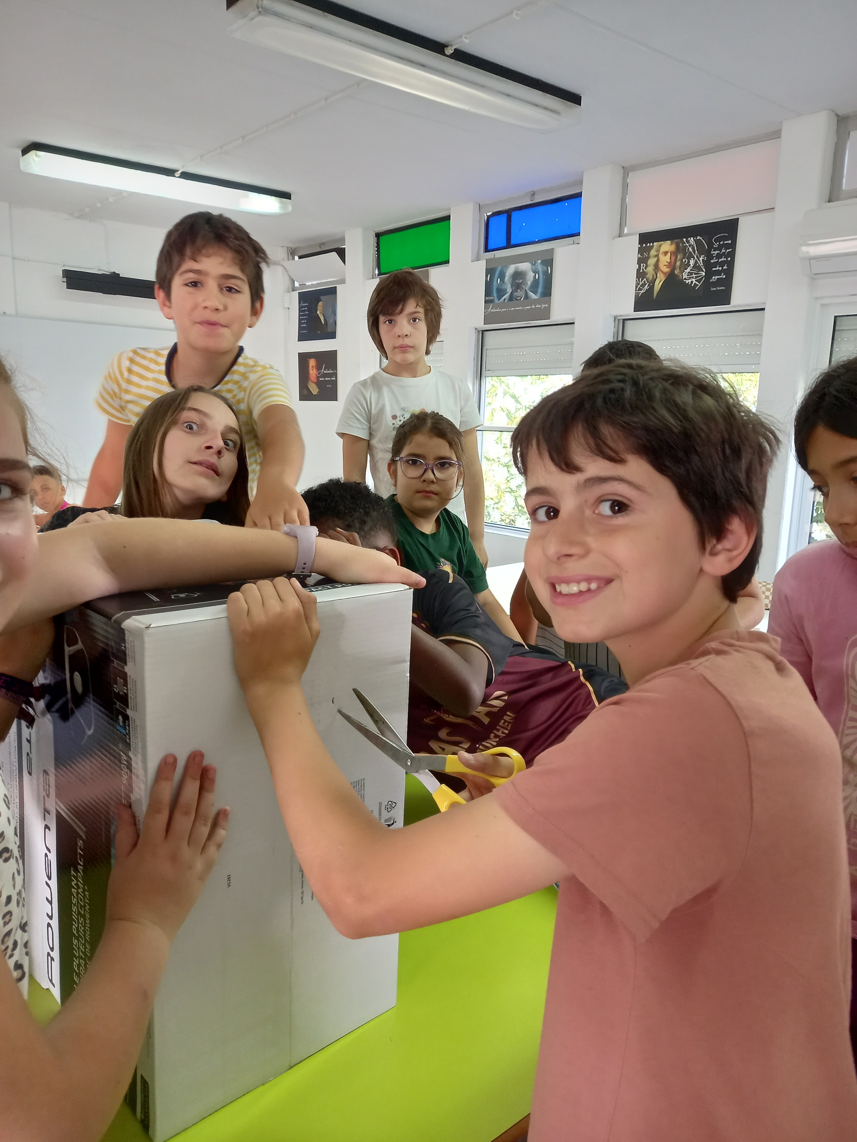 Os alunos do 5.º A começaram o trabalho pelo recorte da caixa de aspirador para ser possível a colocação das pilhas.