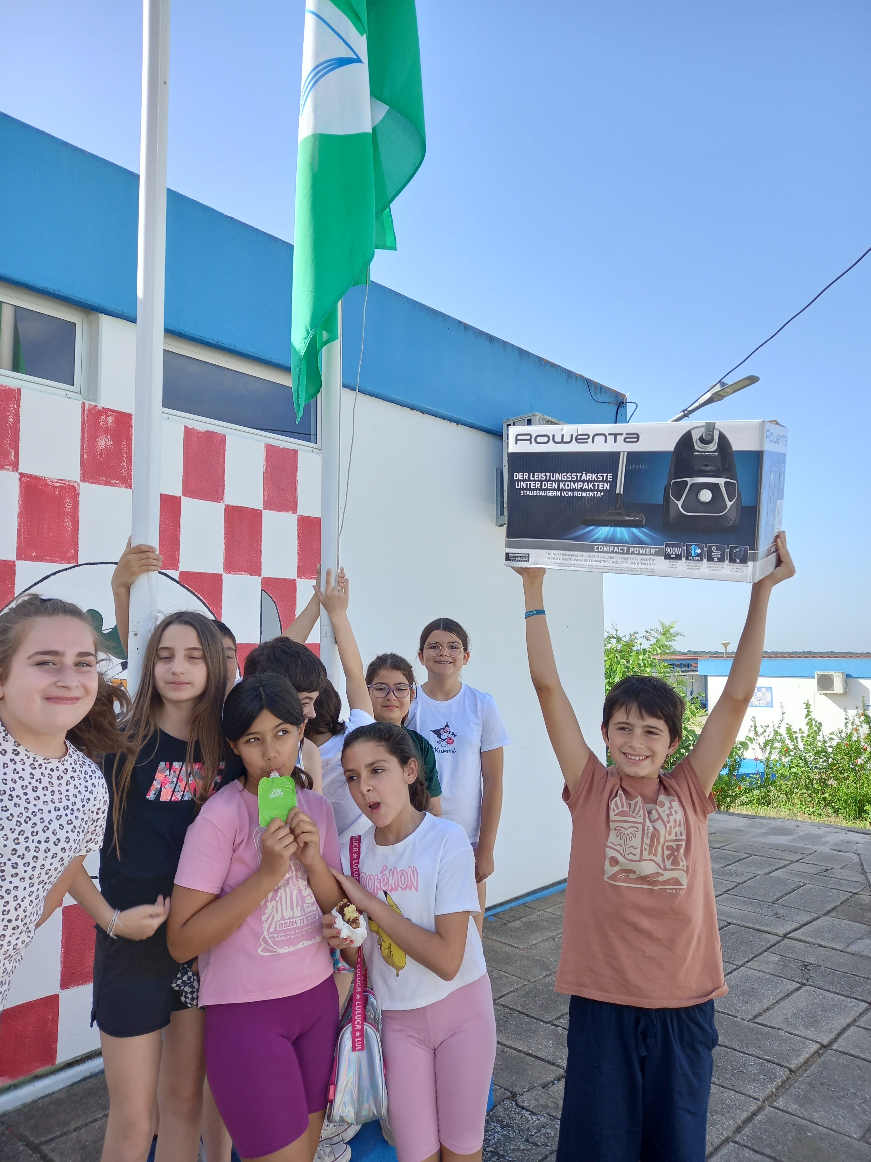 Depois de lançado o desafio aos alunos estes trouxeram alguns que poderiam ser reutilizados ( os alunos do 5.º A trouxeram uma caixa de aspirador) e fizeram questão de serem fotografados junto da Bandeira Eco Escola.