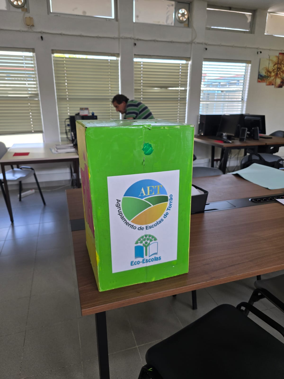 Pilhão já construído com o símbolo da Escola.