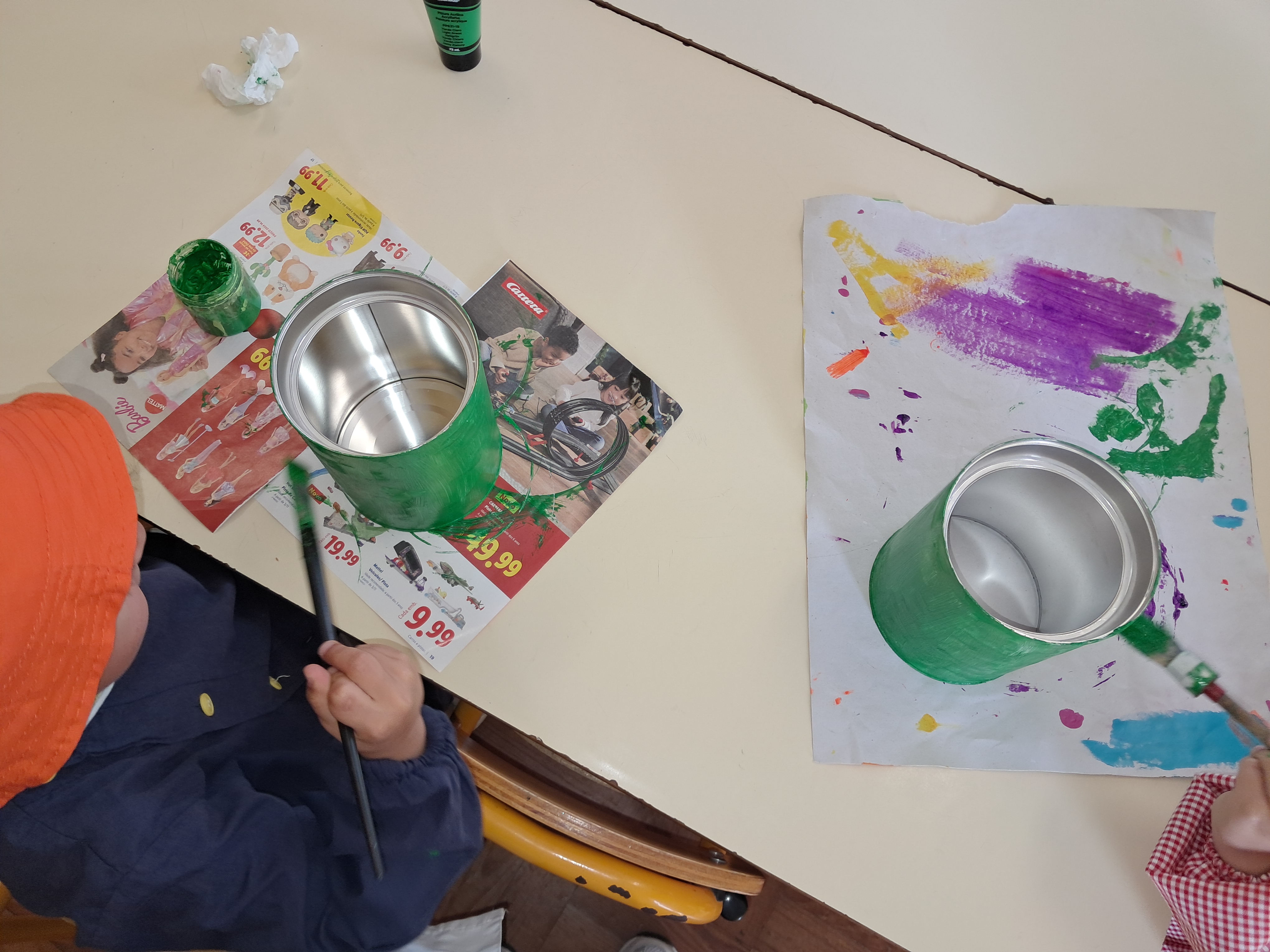 Pintura das latas de leite infantil da cor escolhida pelos alunos (verde).