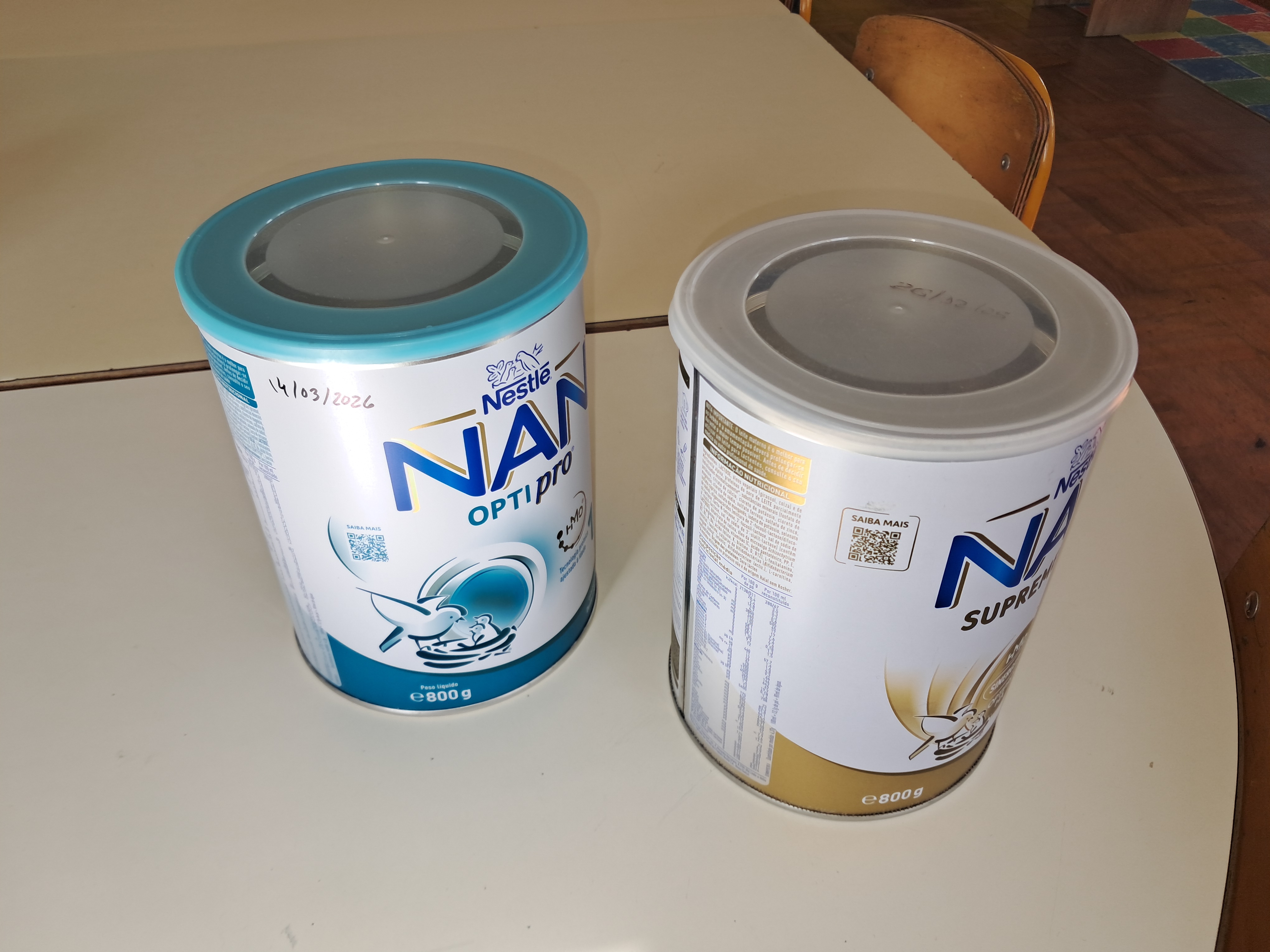 Latas de leite para bebé, papel e cartão.