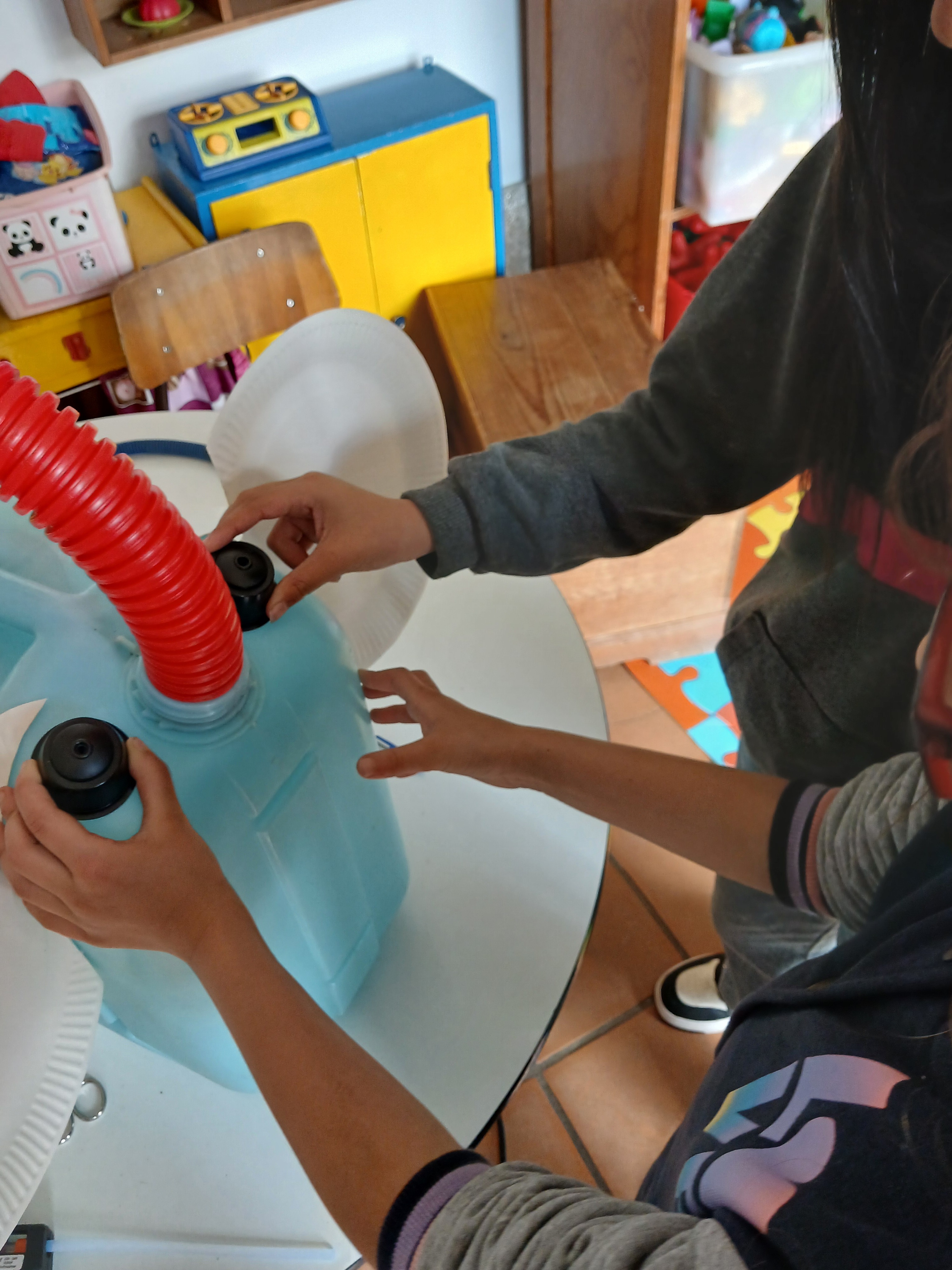 Reutilização dos materiais recolhidos na construção do Traga-Pilhas pelos representantes de cada turma.