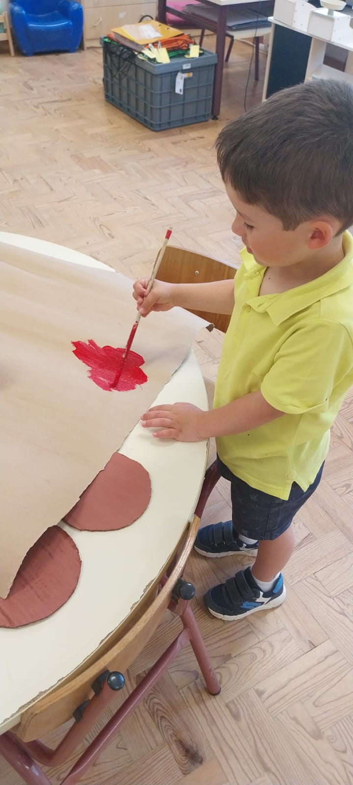 Pintura do cartão e cor vermelha.