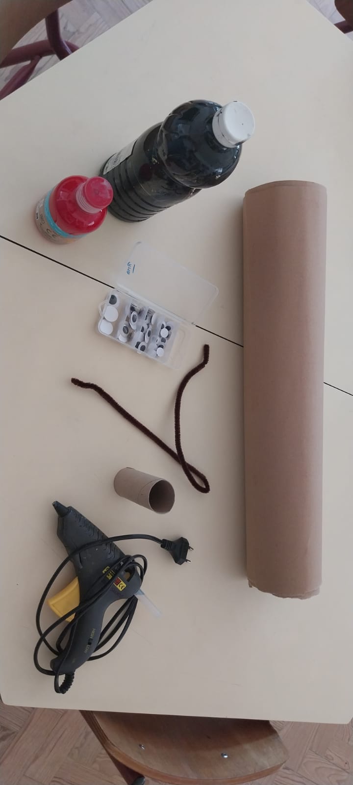materiais reutilizados: cartão e rolo de papel higiénico<br />
outros: olhos; limpa cachimbos; cola quente; tinta vermelha e preta