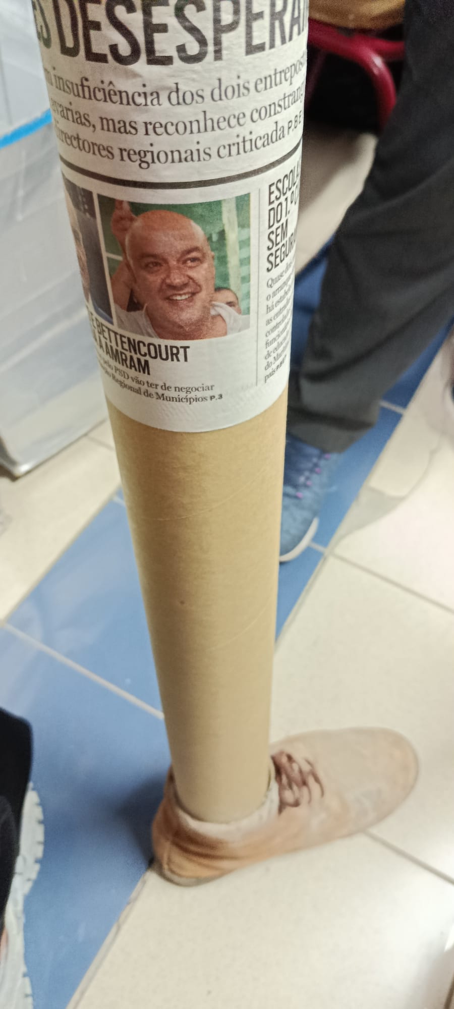 Reutilização de tubos de cartão e calçado usado.