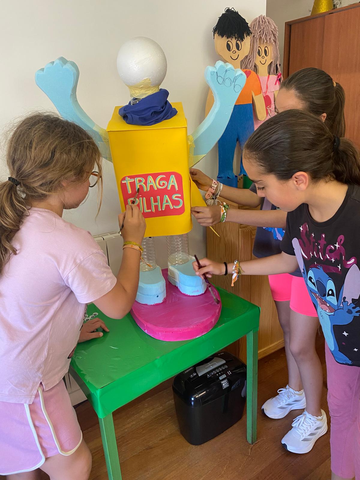 Pintura e colagem de materiais