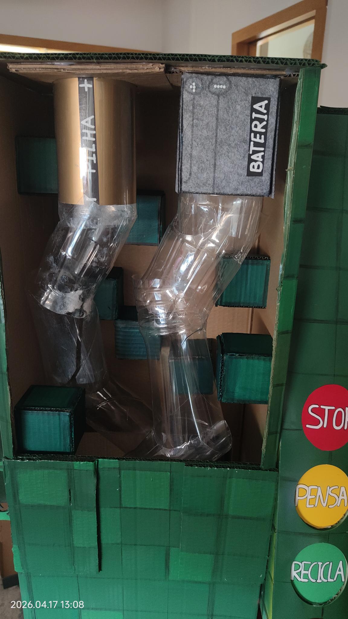 Na fotografia é evidente a reutilização de caixas de cartão de diferentes materiais: caixa de água, caixa de detergente da máquina de lavar roupa, caixas de cartão de cremes e garrafas de água de Monchique.
