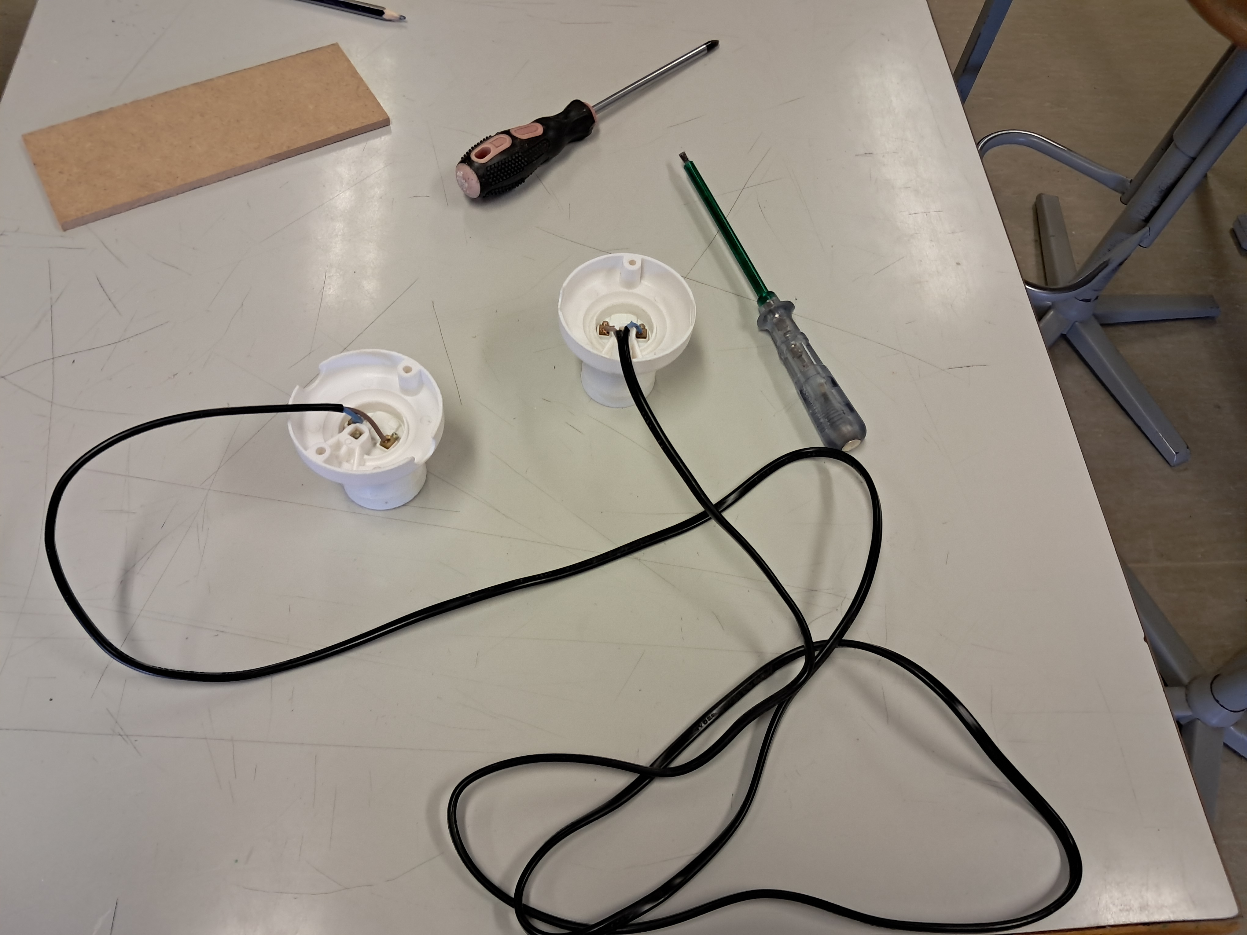 Construção dos olhos do Traga-Pilhas. Utilização de casquilho de lâmpada com ligação de fios para a iluminação.