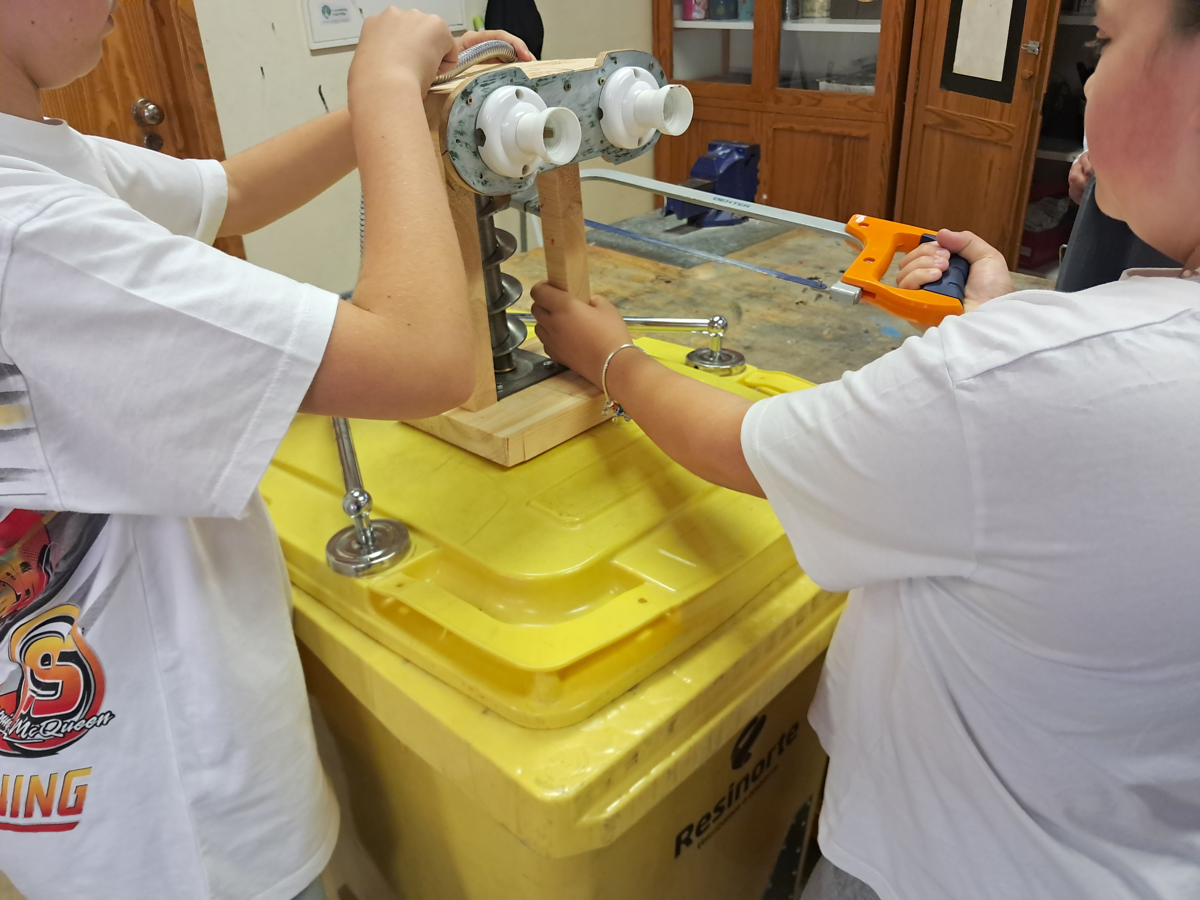 Robô Traga-Pilhas. Formalização do rosto e braços do Robô.