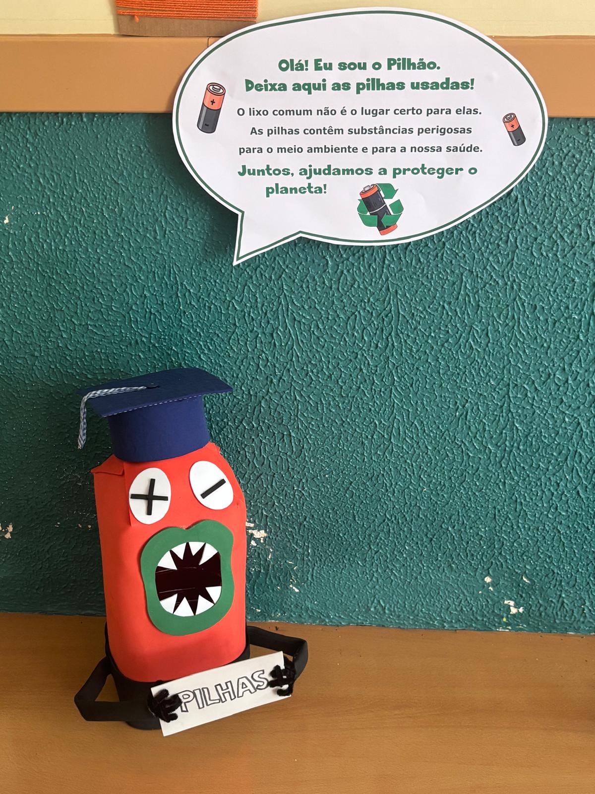 Resultado final do “Traga-Pilhas”, construído com recurso à reutilização de materiais.