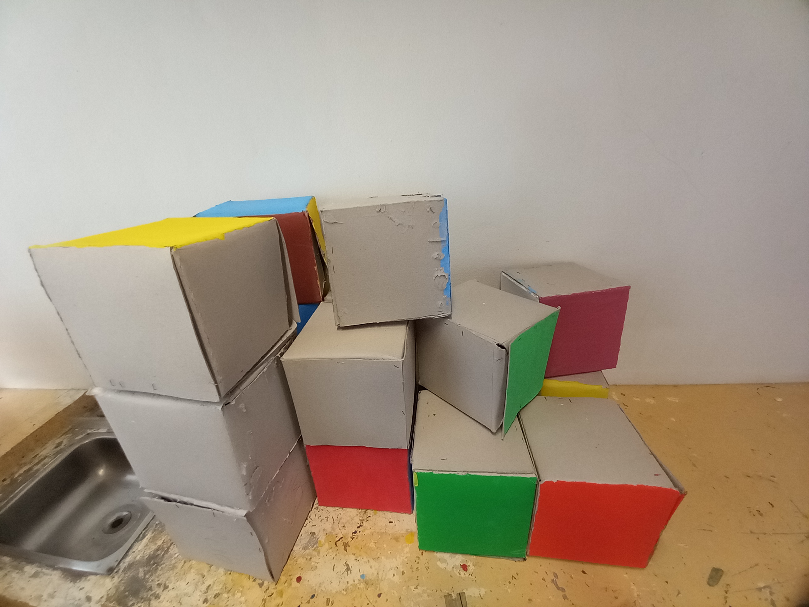Reutilização de antigos cubos em cartão cinzento (de uma atividade de Matemática).