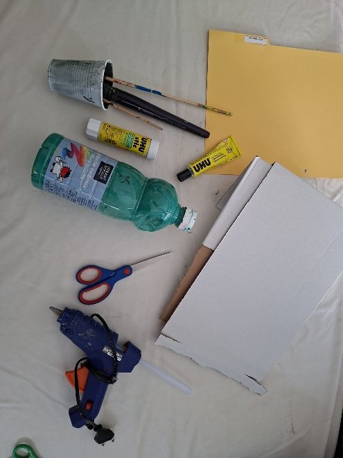 Uso de materiais reciclados - pormenor de cartão usado e separadores antigos