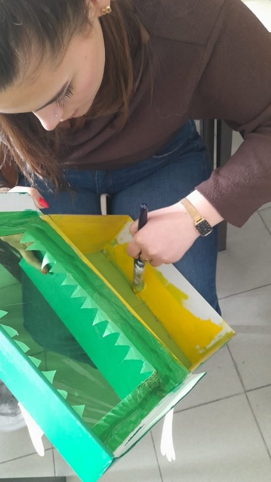 Plásticos verdes reaproveitados e cartão reutilizado