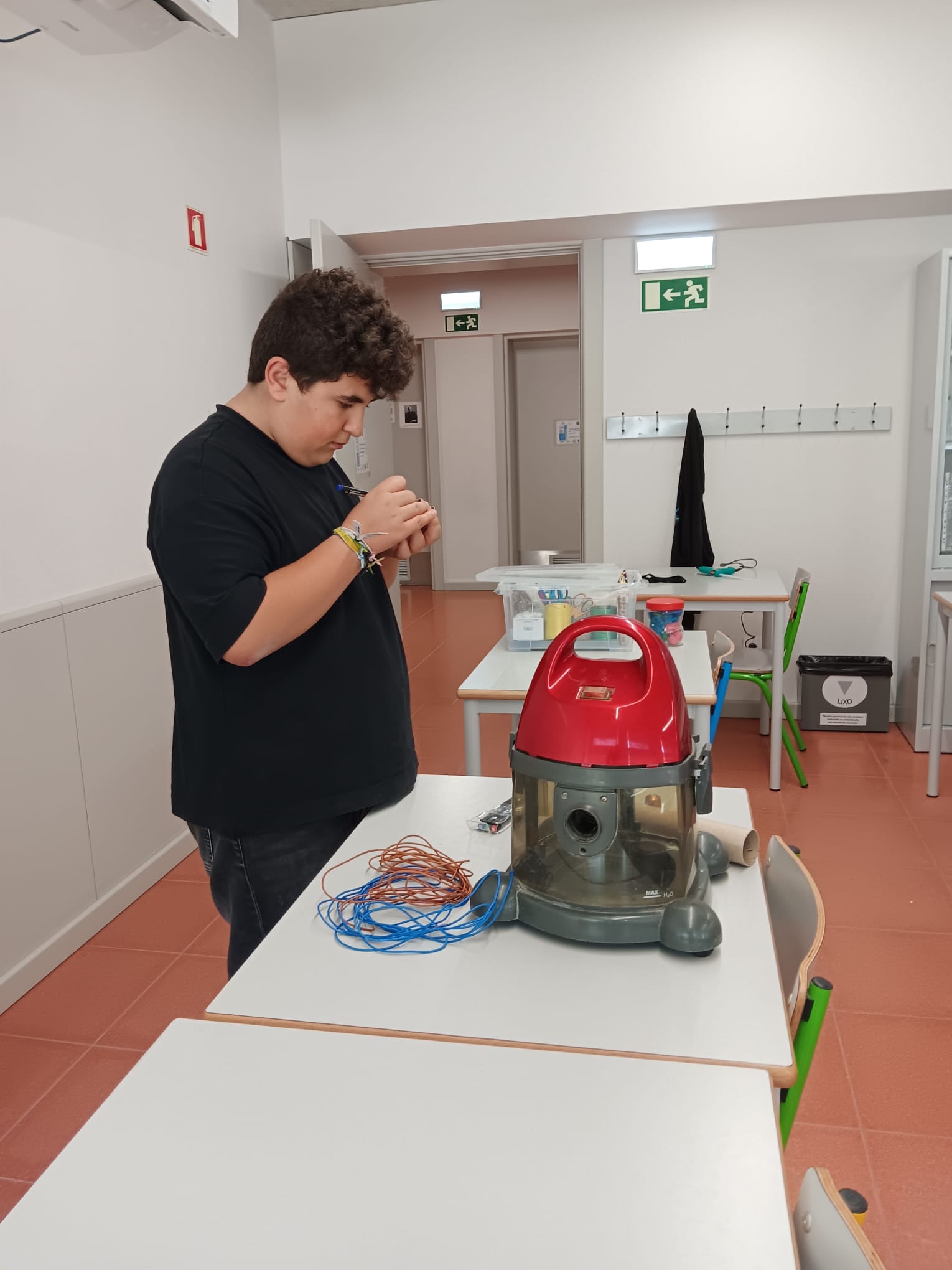 Aspirador avariado prestes a ir para reciclagem. Salvámo-lo!