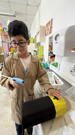 As várias etapas da construção do pilhão.