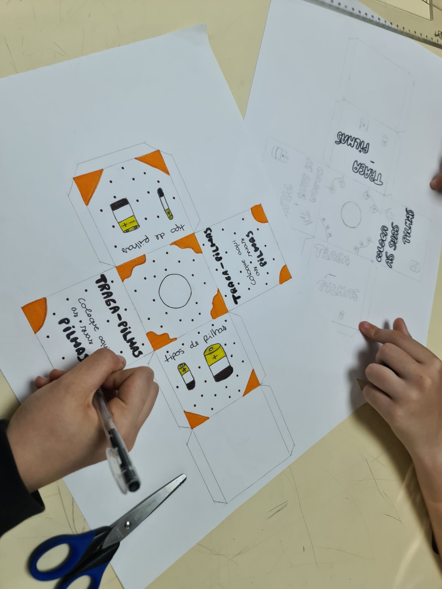 Desenho e pintura das faces do Traga-Pilhas.