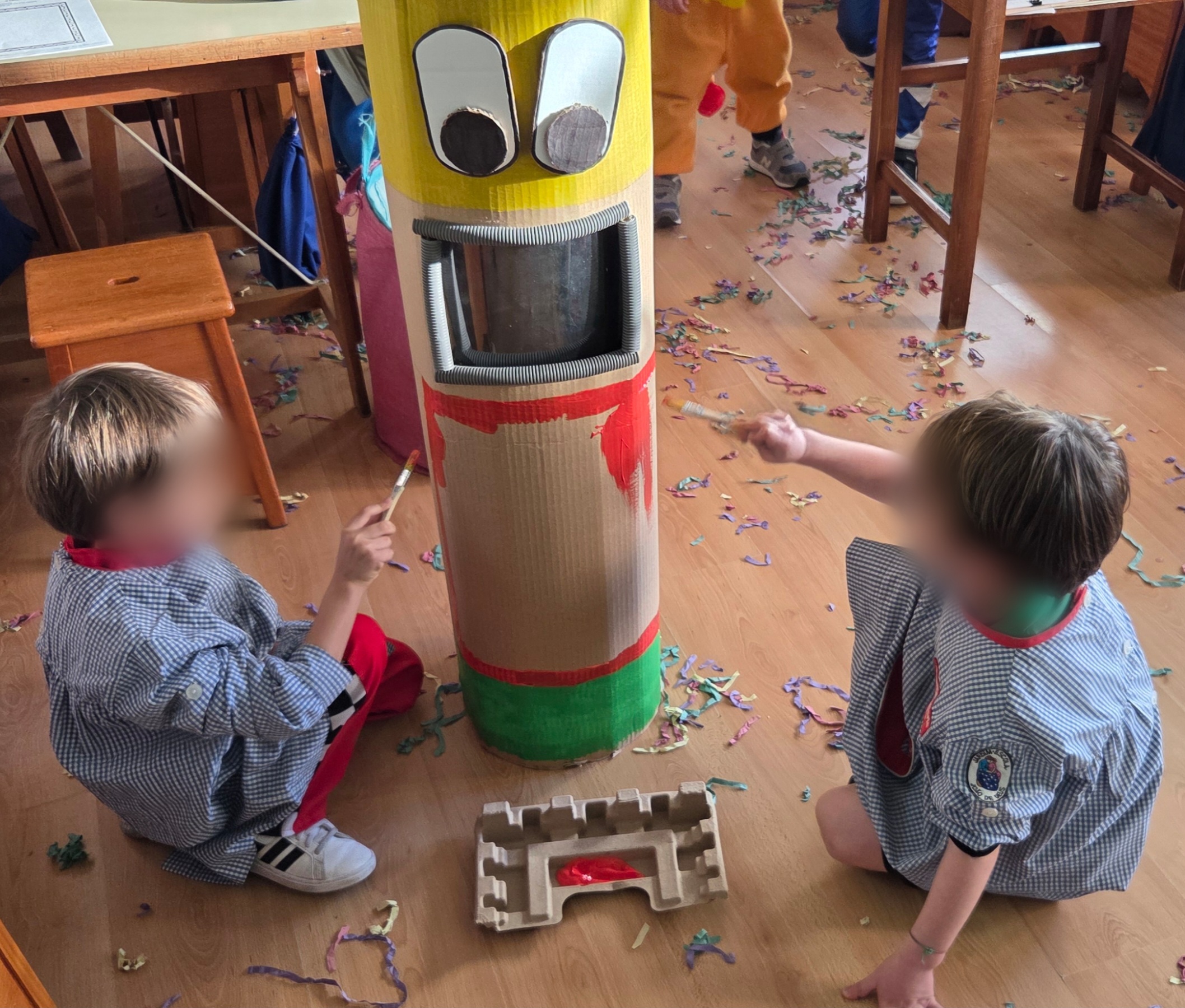 Depois da escolha das cores a utilizar, os alunos pintaram o Traga Pilhas.